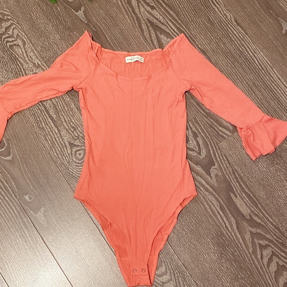 A&F bell sleeved bodysuit in M - Picture 2 of 4